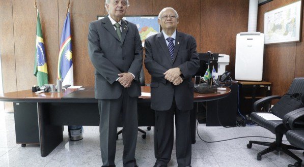 Cândido Saraiva (à esquerda), novo presidente do TRE Pernambuco, e o ex-presidente do tribunal desembargador Adalberto de Oliveira Melo