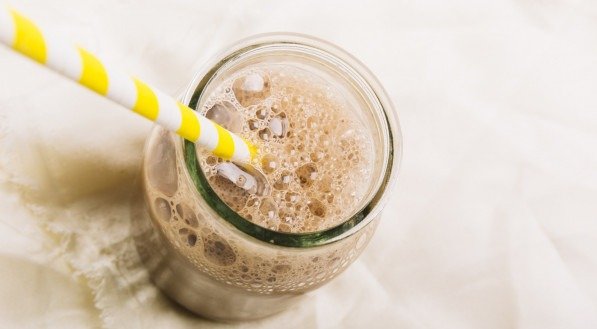 Jarra com smoothie de canela com canudo