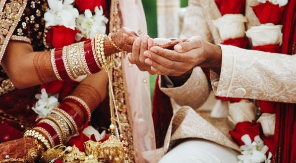 imagem de mão se tocando em um casamento indiano