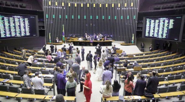 Deputados na sessão do Plenário desta quinta-feira (11)