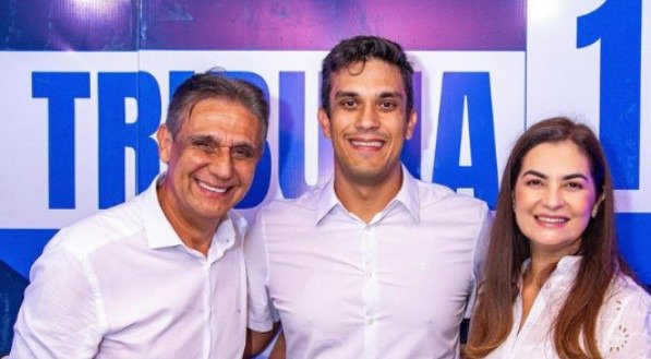 O deputado Mário Ricardo ao lado do filho, Miguel Ricardo, e Janaína Uchôa, pré-candidatos a prefeito e vice de Igarassu