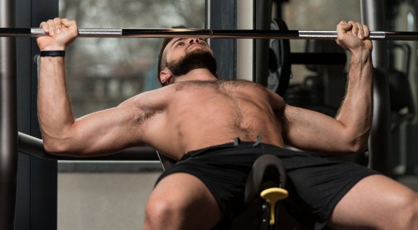 Homem praticando exercício de musculação