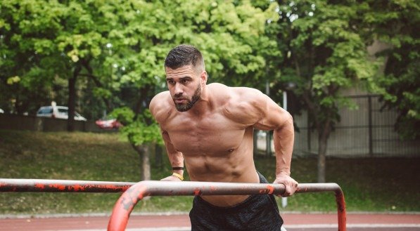 Homem realizando exercício de calistenia