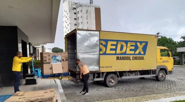 Correios doam 21,5 mil livros para abastecer bibliotecas no Rio Grande do Sul
