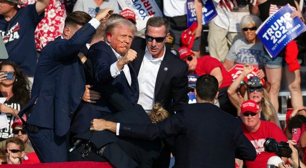 Os servi&ccedil;os de seguran&ccedil;a o localizaram no telhado dez minutos antes de Trump subir ao palco