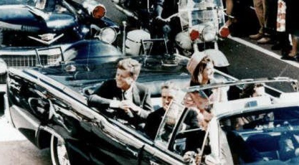 O presidente Kennedy foi assassinado em Dallas, Texas, por Lee Harvey Oswald