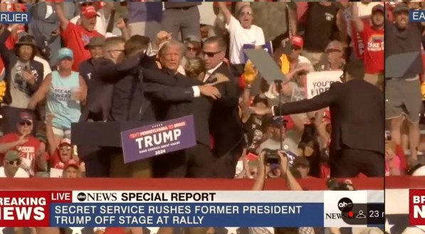 Imagem mostra momento de suposto atentado contra Trump em comício neste sábado (13/07)