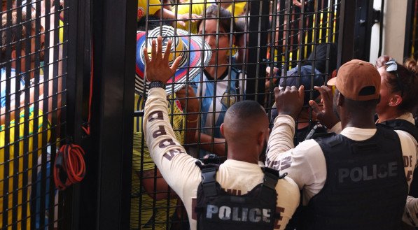 Torcedores sem ingressos tentaram invadir estádio da final da Copa América