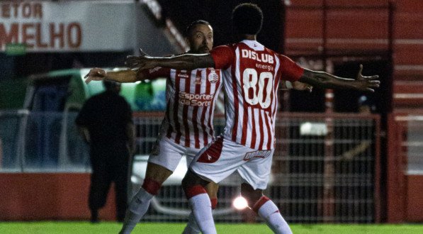 Paulo Sérgio e Bruno Mezenga celebram gol do Náutico contra o Figueirense