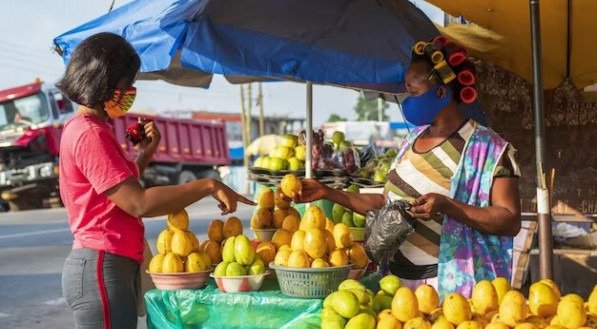 Imagem ilustra feira de verduras; cartão deverá ser utilizado para a compra de alimentos