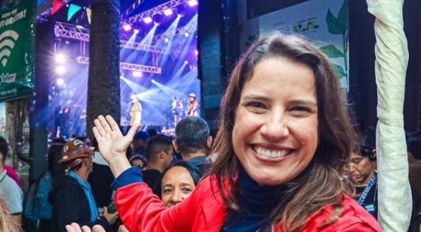 A governadora Raquel Lyra abrindo o festival "Pernambuco Meu Pais" em Taquaritinga do Norte