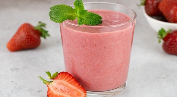 imagem ilustrativa de suco de morango com hortelã