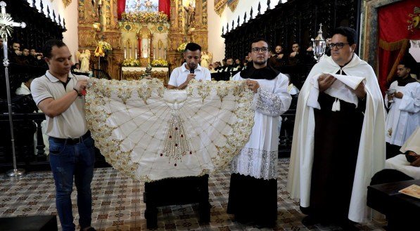 Manto da imagem peregrina é apresentado a fiéis para celebração da 328ª edição da Festa Nossa Senhora do Carmo