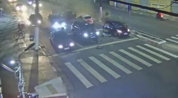 Mulher alcoolizada e em  alta velocidade destrói Audi contra cinco veículos parados no sinal