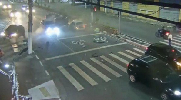 Mulher alcoolizada e em  alta velocidade destrói Audi contra cinco veículos parados no sinal