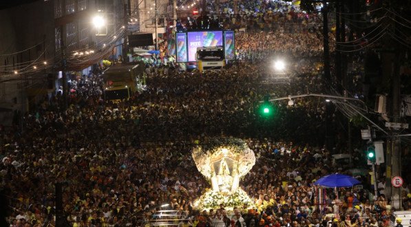 Procissão em homenagem a Nossa Senhora do Carmo seguiu pelas ruas do Centro do Recife na noite desta terça-feira (16)