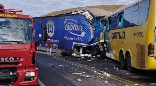 Colisão entre o ônibus e carreta na BR- 116