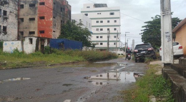 Buracos e mato tomam conta de avenida em Olinda