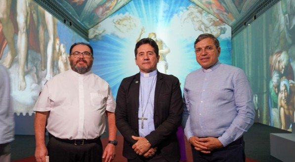 O arcebispo dom Paulo Jackson, o vigário geral da AOR Josivaldo Bezerra e o padre Damião Silva