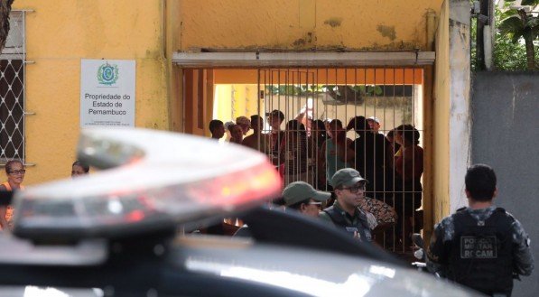 Movimentos Sociais invadem e ocupam casa de Capiba do Governo de PE no bairro do Espinheiro