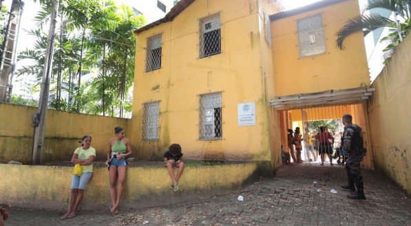 Movimento ocupou casa de Capiba do Governo de PE no bairro do Espinheiro