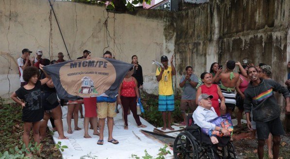 Movimentos Sociais invadem e ocupam casa de Capiba do Governo de PE no bairro do Espinheiro