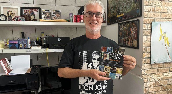 Jornalista pernambucano Chico Carlos organizou o livro 'Elton John &ndash; Todos os Discos'