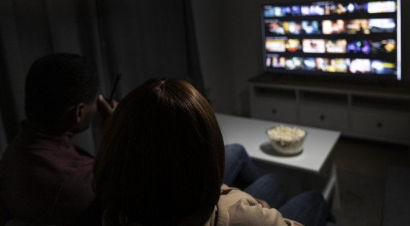 Casal assistindo serviço de streaming juntos em casa dentro de casa