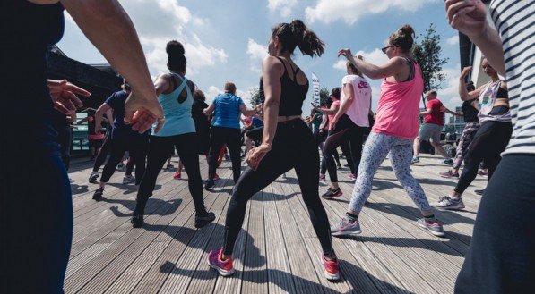 Mulheres em aula de zumba