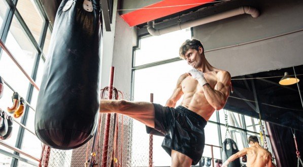 Homem praticando muay thai