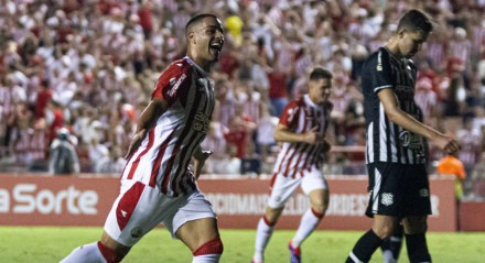 Imagem do atacante Felipe Ferreira se dirigindo aos torcedores para comemorar gol pelo Náutico