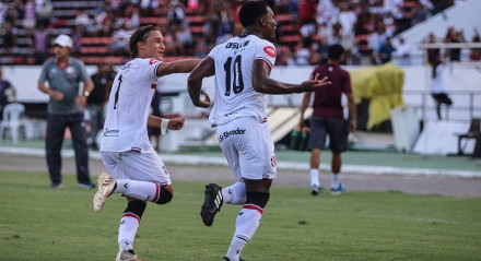 Jogadores das categorias de base do Santa Cruz celebram gol no Campeonato Pernambucano Sub-20 