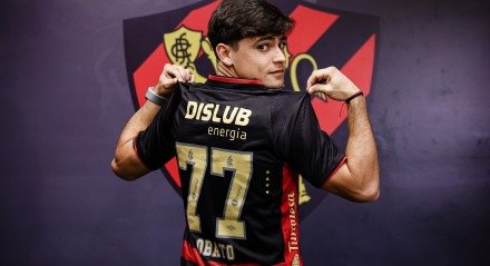 Imagem do atacante Lenny Lobato com a camisa número 77, que vai vestir no Sport