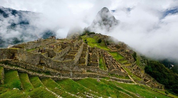 Imagem: Vista das ruínas de Machu Picchu nas nuvens