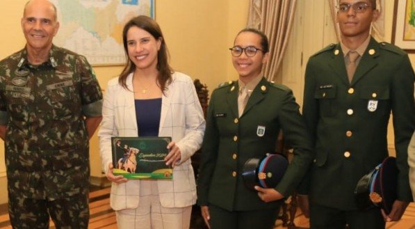 A governadora Raquel Lyra recebe do general Maurílio Ribeiro, comandante militar do Nordeste e de dois cadetes da Academia Militar das Agulhas Negras, o convite para a solenidade do espadim, quando se formam os novos oficiais do Exército Brasileiro
