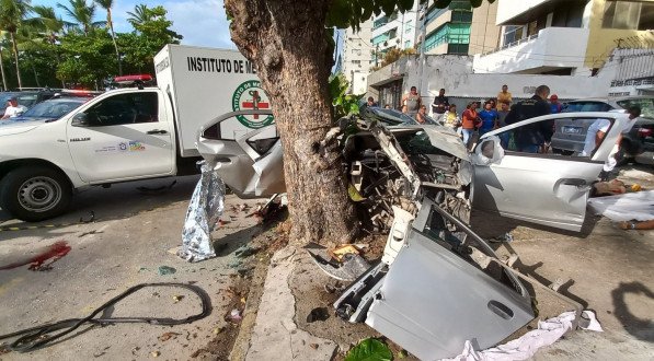 Cinco mortos e um ferido em violenta colis&atilde;o de tr&acirc;nsito no Pina, na Zona Sul do Recife