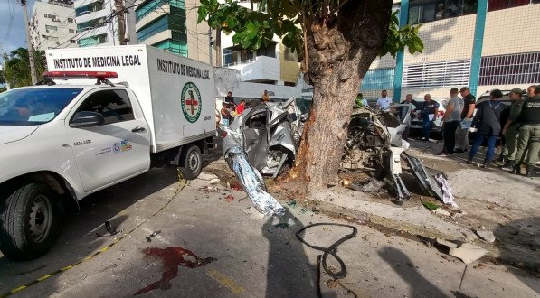  Imagens das câmeras dos edifícios mostram que o condutor estava em alta velocidade e derrapa na pista, colidindo fortemente contra a árvore