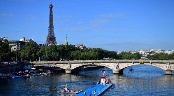 Rio Sena, que atravessa a cidade de Paris