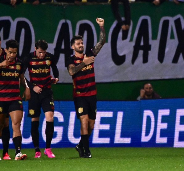 Imagem de Fabrício Domínguez comemorando com os companheiros o gol marcado pelo Sport sobre a Chapecoense