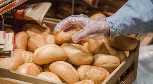 Imagem de pessoa comprando pão francês