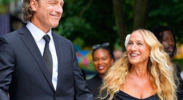 O ator John Corbett, que interpreta Aidan e Sarah Jessica Parker que protagoniza Carrie