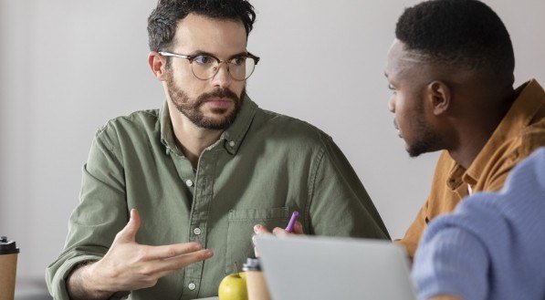 Imagem ilustrativa de pessoas conversando no trabalho