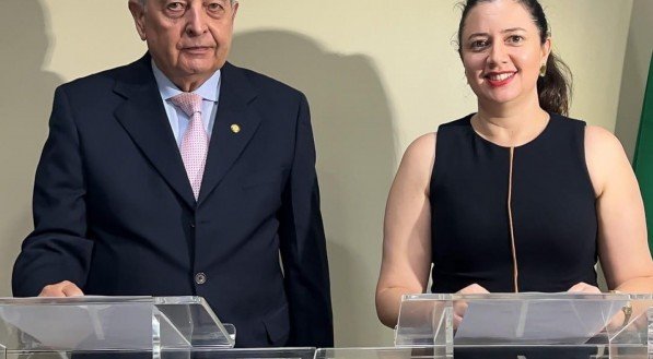 O desembargador Cândido Saraiva, presidente do Tribunal Regional Eleitoral, e Juliana Gouveia, secretária da Mulher de Pernambuco, na assinatura de projeto que destina 5% das vagas terceirizada na corte a mulheres vítima de violência e em situação de vulnerabilidade social