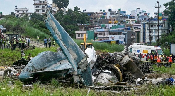 Avião cai durante decolagem e 18 pessoas morrem no Nepal