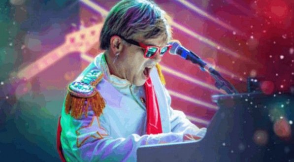 Elton John Essence - Rocketman é um espetáculo que mostra a trajetória do cantor