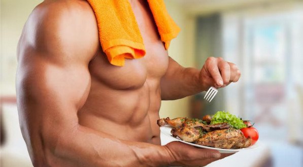 Imagem de homem comendo alimentos ricos em prote&iacute;nas para manter a massa muscular