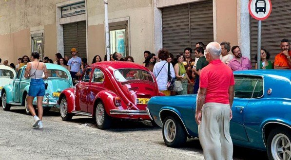 Entorno do Cinema São Luiz, no Recife, com direção de arte para gravação de 'O Agente Secreto'