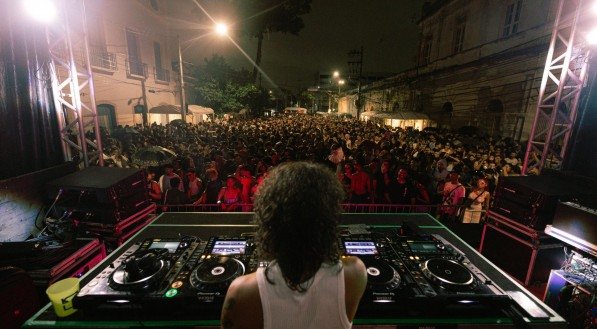 Registro de edição da festa Revérse na Rua na Rua do Observatório, no Recife Antigo