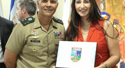 Natalia Ribeiro, apresentadora da TV Jornal recebe do general Maurílio Ribeiro o dploma de Amiga do Comando Militar do Nordeste

