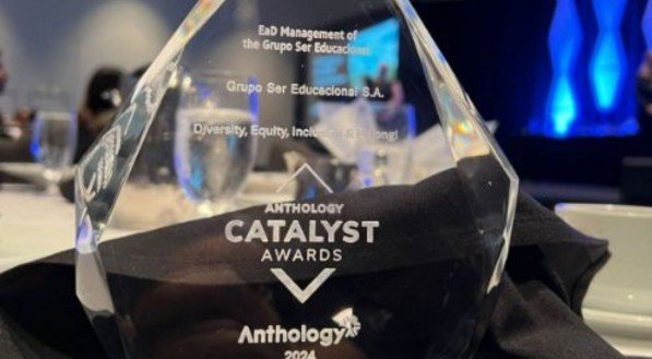 Troféu da categoria 'Diversidade, Equidade, Inclusão e Pertencimento' do Anthology Catalyst Awards recebido pelo grupo Ser Educacional